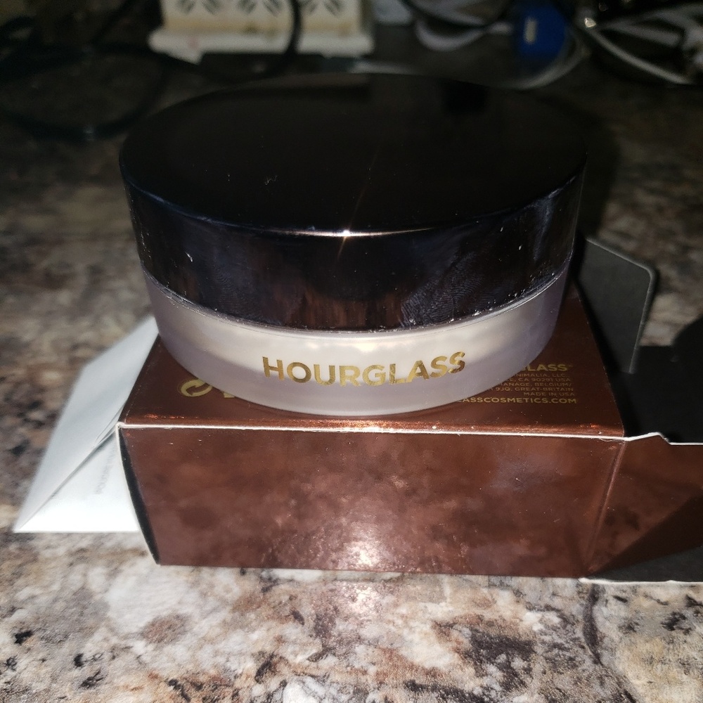 Hourglass veil powder
